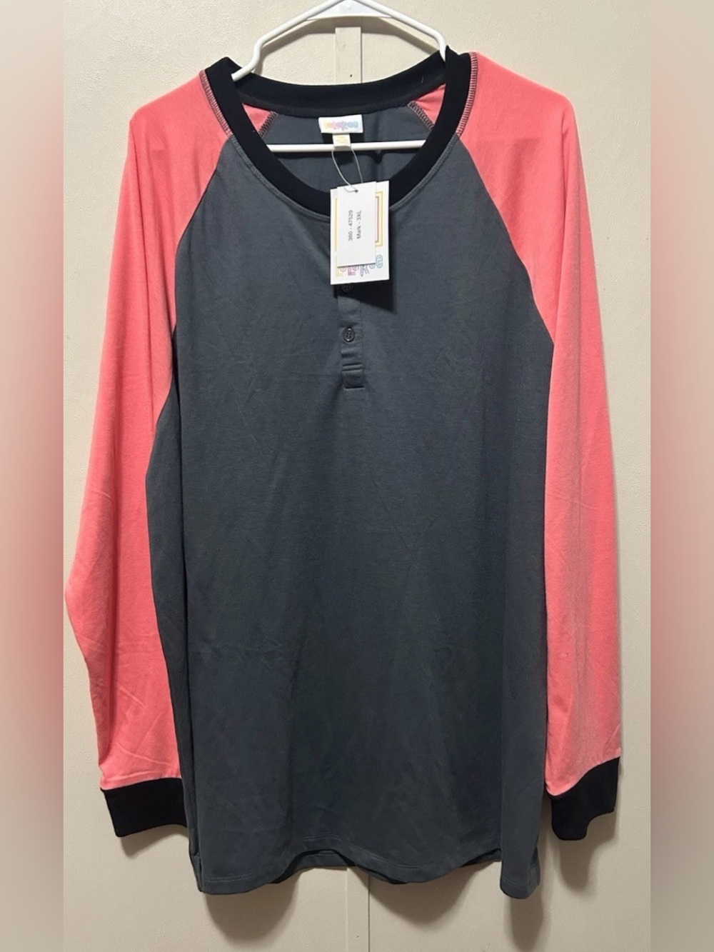 LuLaRoe “Mark” Gray Raglan Top with Black Trim Pink Sleeves 3XL